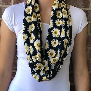 Daisy scarf